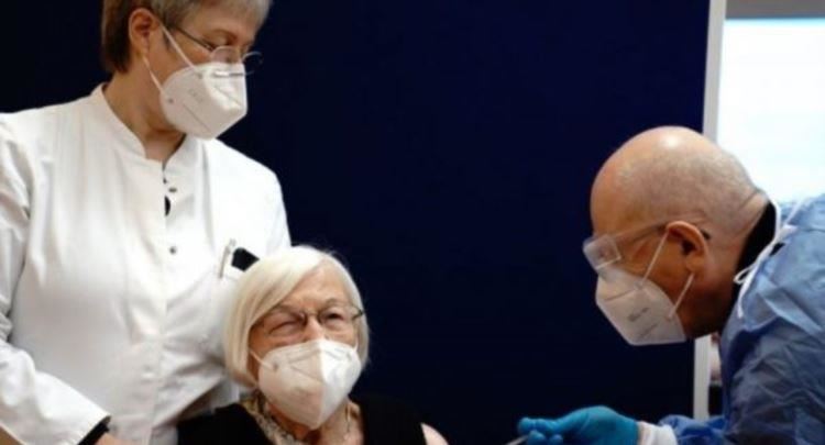 Dr. Dalladaku e jep vaksinën e parë anti-Covid në Berlin
