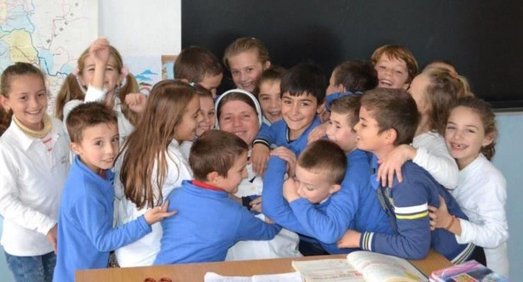 “Gofundme”: të ndihmojmë shkollën “Cor Jesu” në Shkodër. Flet motër Angjelina Gilaj