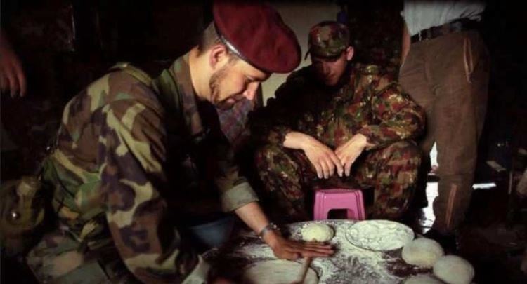 Fotografi emocionuese nga lufta: Dy ushtarë të UÇK’së duke gatuar bukë