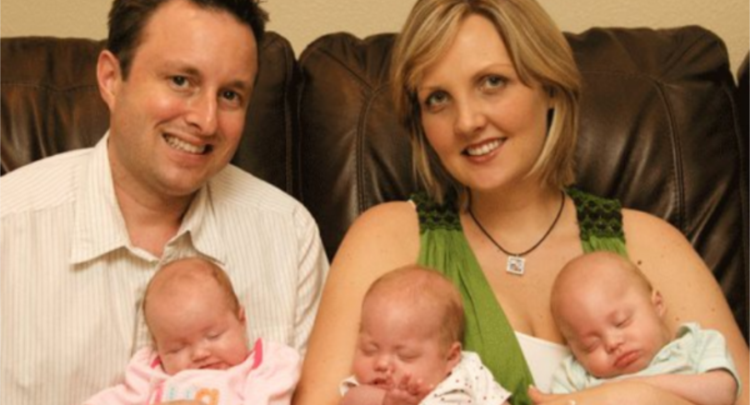 Iu vdiqën tre fëmijët në aksident, pas një viti çifti lind trenjakë
