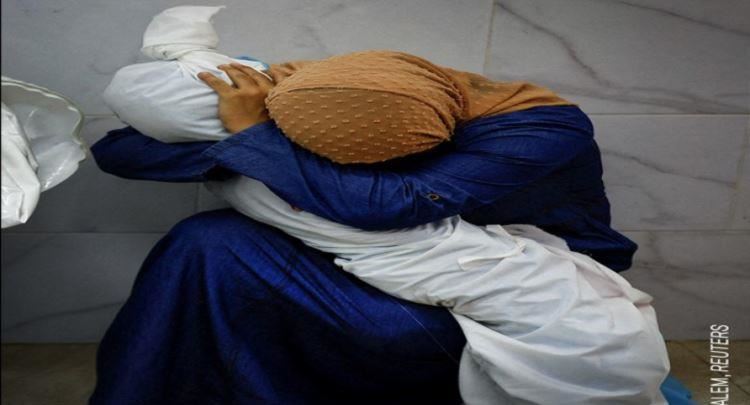 Fotografia e gruas me trupin e mbesës së vdekur, fituese në shtypin botëror