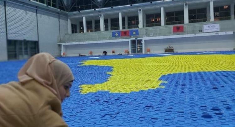 Artisja krijon flamurin e Kosovës në 1,200 metra katror, hynë në librin e rekordeve – Guinness