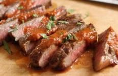 Biftek me salcë speci të kuq