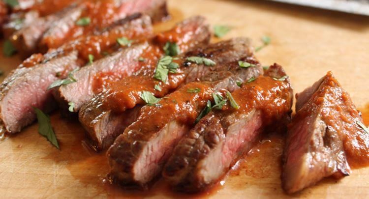 Biftek me salcë speci të kuq