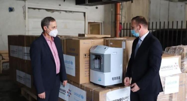 Luksemburgu dhe UNICEF dhurojnë 40 pajisje oksigjeno-formuese për Kosovën
