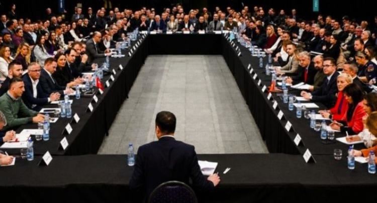 "LDK ka nevojë për reflektim”; “nuk do të iki”: Pas dorëzimit të nënshkrimeve për Kuvend, dy krahët e LDK-së qartësojnë qëndrimet