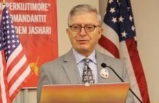 Një apel për politikën shqiptare që të shohë veten në pasqyrën e demokracisë