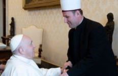 Papa takon Haxhi Bujar Spahiun: në qendër, bashkëjetesa paqësore ndërmjet feve