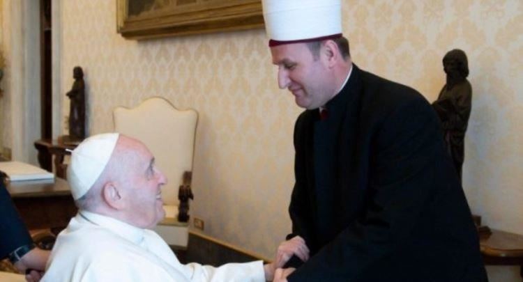 Papa takon Haxhi Bujar Spahiun: në qendër, bashkëjetesa paqësore ndërmjet feve