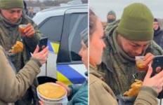 Ushtari rus kapet rob në Ukrainë, shihet derisa ushqehet nga civilët ukrainas