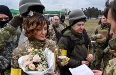 Dashuria në frontin e luftës: Çifti ukrainas martohet në uniformë ushtarake