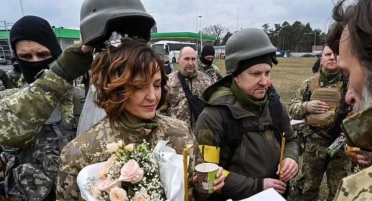 Dashuria në frontin e luftës: Çifti ukrainas martohet në uniformë ushtarake