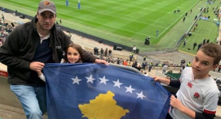 Ish-ambasadori britanik shkon me flamur të Kosovës në një stadium në Britani
