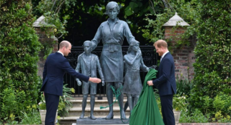 Princi William dhe Harry zbulojnë statujën e Princeshës Diana