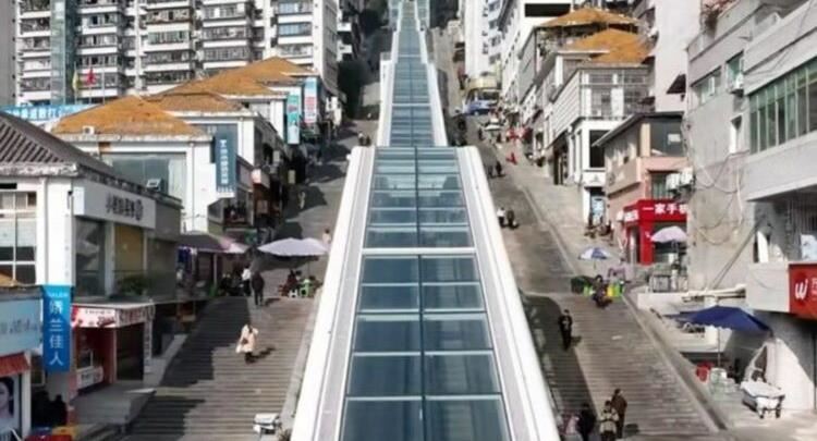 Ndodhen në Kinë! Ndërtohen shkallët lëvizëse më të gjata në natyrë në botë