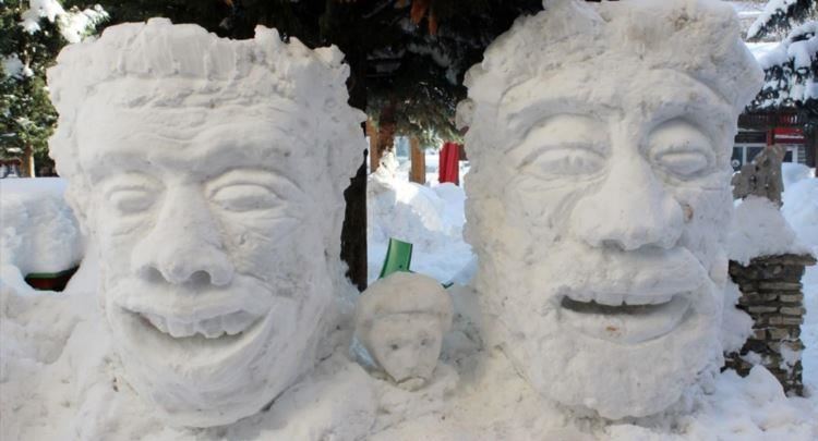 Burri realizon skulptura nga bora