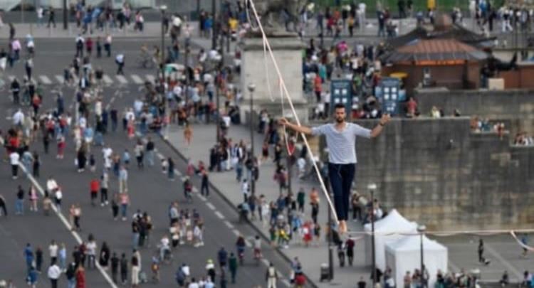 Akrobati le pa fjalë parisienët, ecën mbi litar në lartësi prej 70 metrash