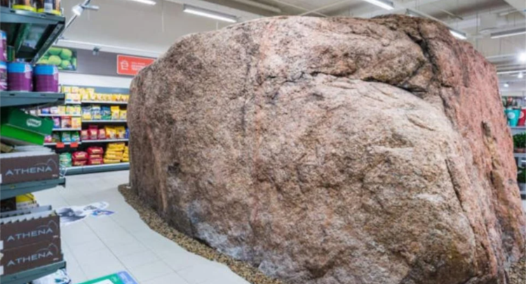 Një shkëmb gjigant në mes të supermarketit! Arsyeja e habitshme se përse ndodhet aty