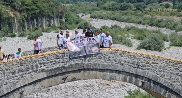 Rekord i vargut me qepë, një fermer në Postribë ka gjetur një mënyrë unike për të promovuar produktin