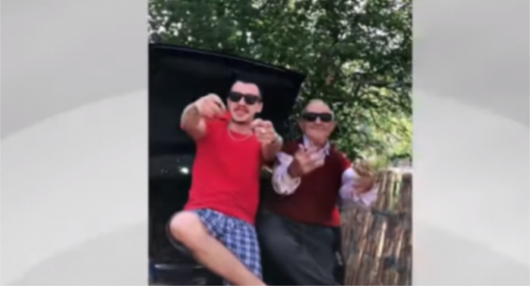 Ky është gjyshi i famshëm shqiptar që vallëzon me këngë rap