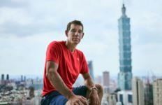 Alex Honnold shkruan historinë/ Alpinisti arriti majën e ndërtesës 508 metërshe pa asnjë pajisje mbrojtëse