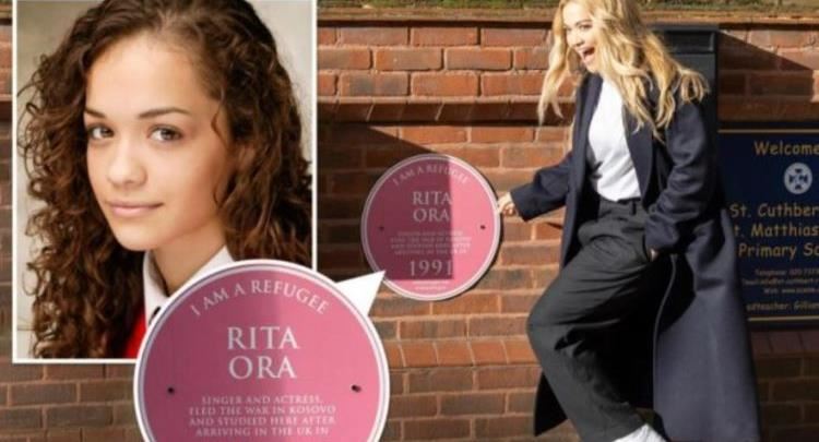 ‘Unë jam një refugjate’: Rita Orës i vendoset pllakatë në shenjë mirënjohjeje në shkollën e saj fillore në Londër