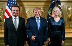 Kurti publikon fotografi me Trump