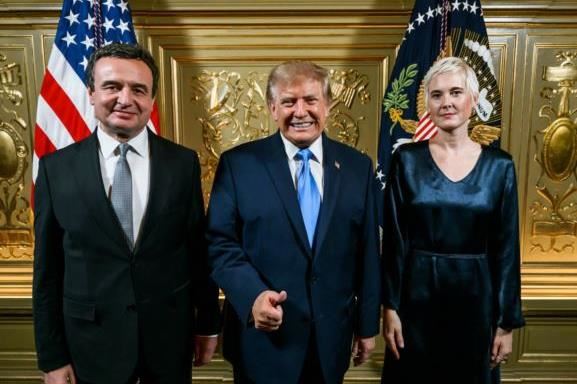 Kurti publikon fotografi me Trump
