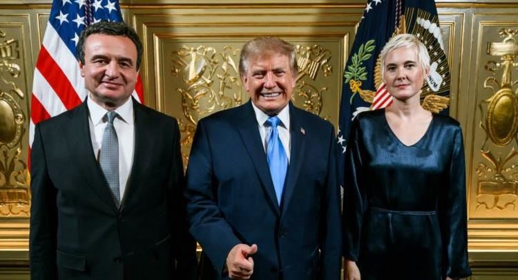 Kurti publikon fotografi me Trump