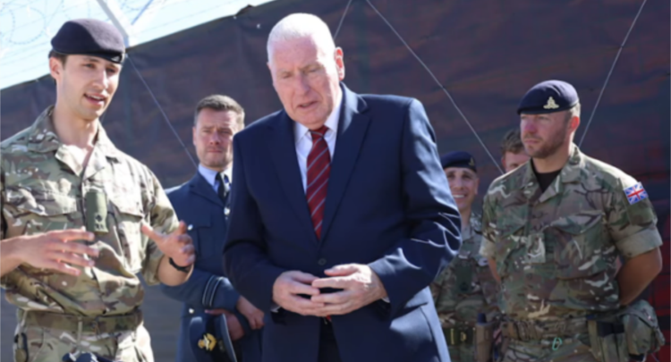 Ministri i Mbrojtjes së Mbretërisë së Bashkuar mbyll vizitën në Kosovë: Mbetemi partner i palëkundur
