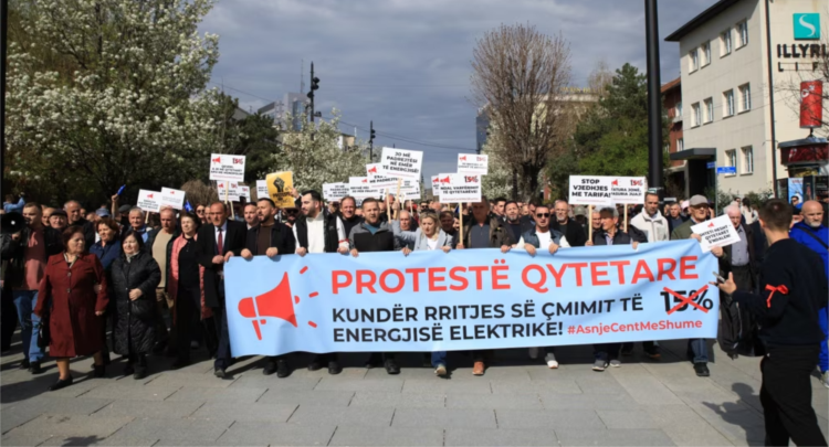 Qytetarët çohen në këmbë kundër rritjes së çmimit të rrymës, qindra protestues në Prishtinë