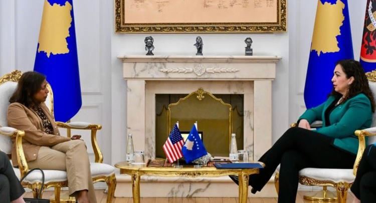 Para takimit me liderët partiakë, presidentja Osmani takon të Ngarkuarën me Punë në Ambasadën Amerikane