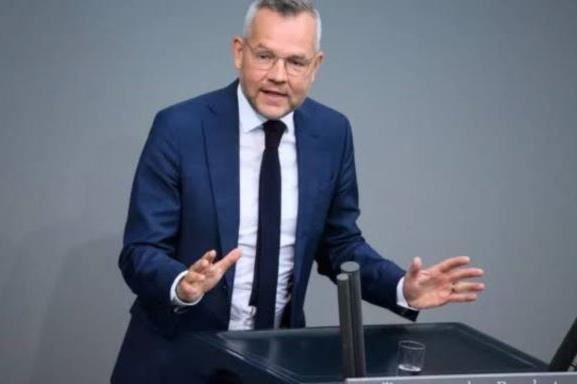 Ish-ministri gjerman Roth për deklaratën e ministres serbe për Kosovën: Si mendohet të futet në BE një vend në këtë mënyrë?