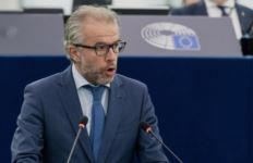 Eurodeputeti Reuten pas heqjes së masave: Tani të procedohet aplikimi për vendin kandidat që po mbahet në sirtar