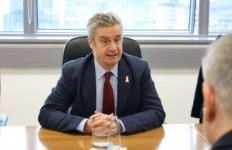 Ambasadori britanik: Ngërçi politik rrezikon të ardhmen e Kosovës