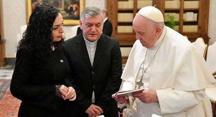 Papa Françesku pret presidenten e Kosovës Vjosa Osmani