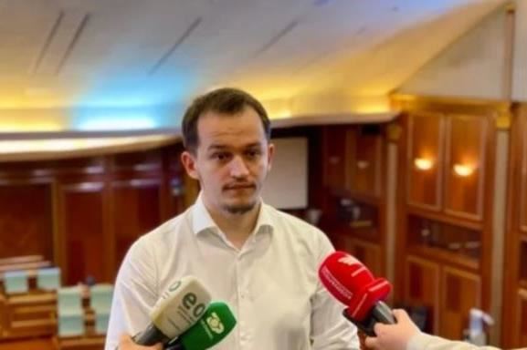 Cakolli: Seanca më 6 gusht veprim i vonuar, rrezikon ta lërë Kosovën pa Kuvend dhe pa ushtrues detyre të Presidentit