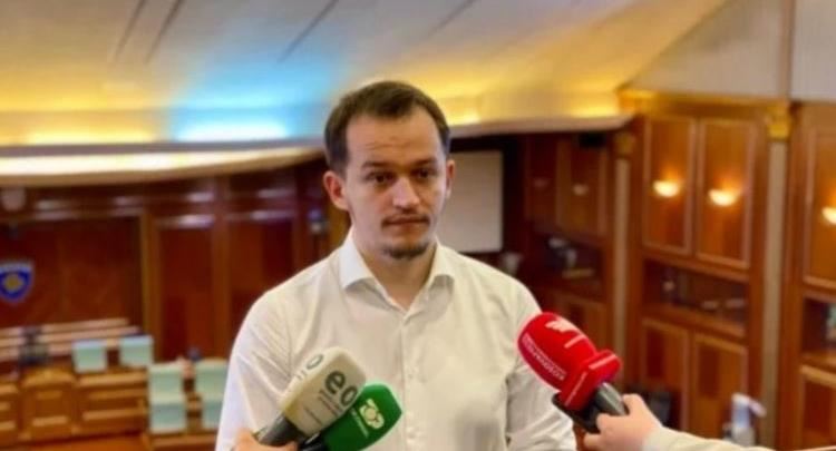 Cakolli: Seanca më 6 gusht veprim i vonuar, rrezikon ta lërë Kosovën pa Kuvend dhe pa ushtrues detyre të Presidentit