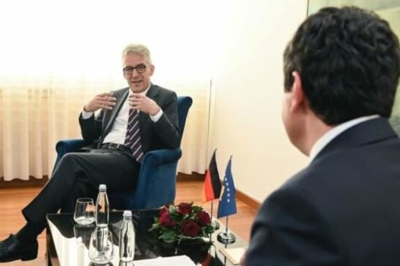 Gjermania: Asociacioni temë e shpeshtë sa herë flasim me Qeverinë për anëtarësimin e Kosovës në KiE, Drafti duhet të çohet në Kushtetuese