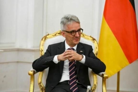 Ambasada gjermane: Po e përcjellim Kuvendin, presim që palët të veprojnë në përputhje me Kushtetutën