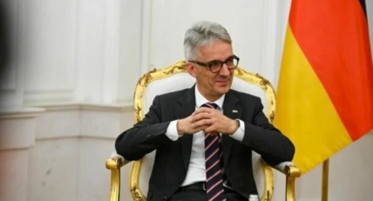 Ambasada gjermane: Po e përcjellim Kuvendin, presim që palët të veprojnë në përputhje me Kushtetutën