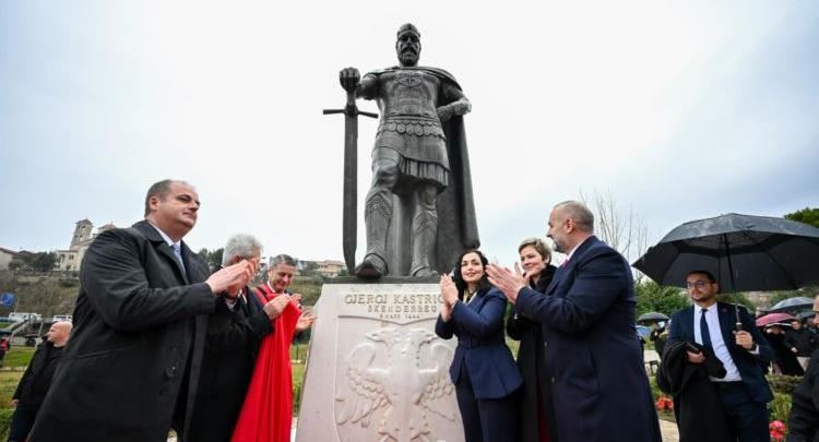 Në 581 vjetorin e unitetit shqiptar – përurohet shtatorja e Gjergj Kastriotit në Lezhë