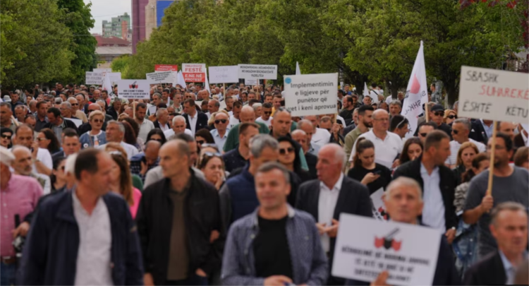 Punëtorët në Kosovë protestojnë për kushte më të mira pune