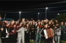 Madhështore, nxënësit e shkollës “Prenk Jakova” pengohen të kalojnë nëpër Serbi, mbajnë koncert në zonën kufitare
