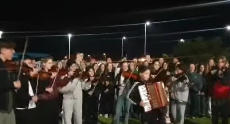 Madhështore, nxënësit e shkollës “Prenk Jakova” pengohen të kalojnë nëpër Serbi, mbajnë koncert në zonën kufitare