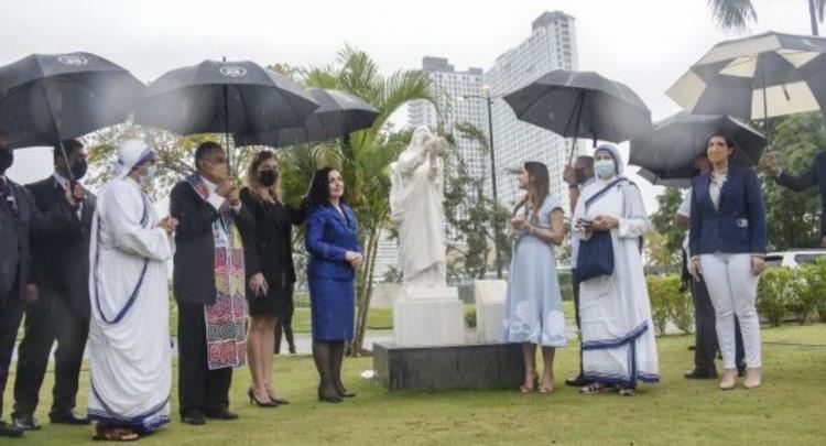 Presidentja Osmani përuroi shtatoren e Shën Nënë Terezës në Panama