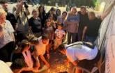 Familjarë e qytetarë ndezin qirinj në Prishtinë për 27 vjeçarin që dyshohet se u vra nga dhuna policore