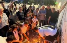 Familjarë e qytetarë ndezin qirinj në Prishtinë për 27 vjeçarin që dyshohet se u vra nga dhuna policore