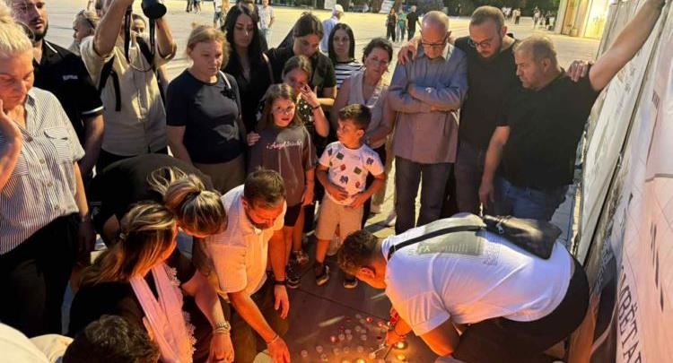 Familjarë e qytetarë ndezin qirinj në Prishtinë për 27 vjeçarin që dyshohet se u vra nga dhuna policore