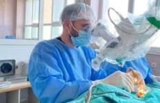 Pas 18 vjetësh në heshtje, pacientja rikthen dëgjimin falë një operacioni në QKUK